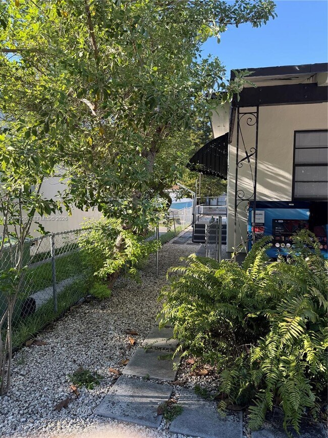 Building Photo - 217 E 48th St