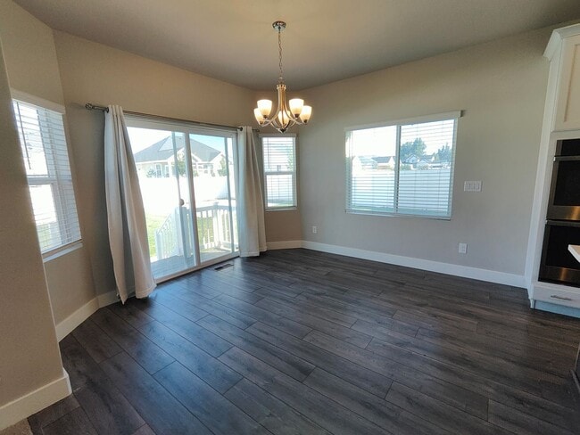 Building Photo - Spacious 6 Bed, 3.5 Bath Home in Clinton, UT
