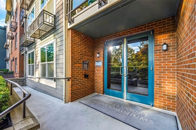 Building Photo - Penthouse condo in the ideal location in t...