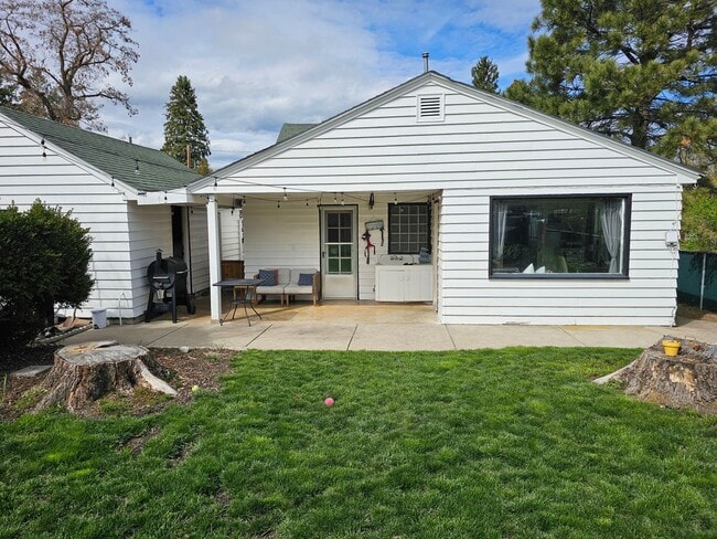 Building Photo - 906 G Ave