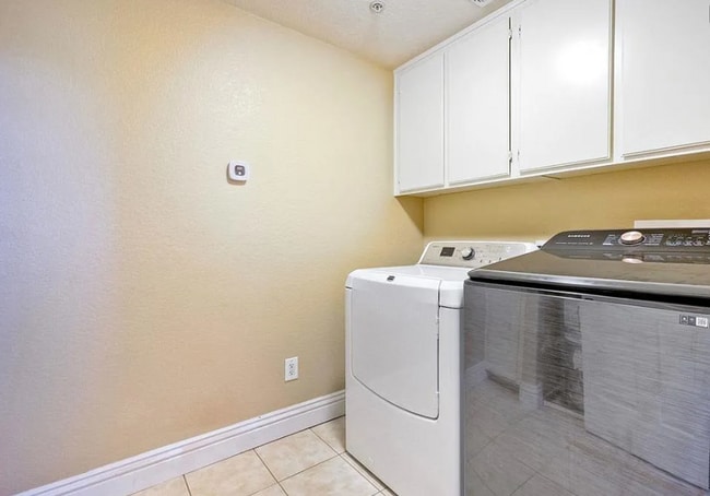 Building Photo - Three Story Townhome Overlooking Singing H...