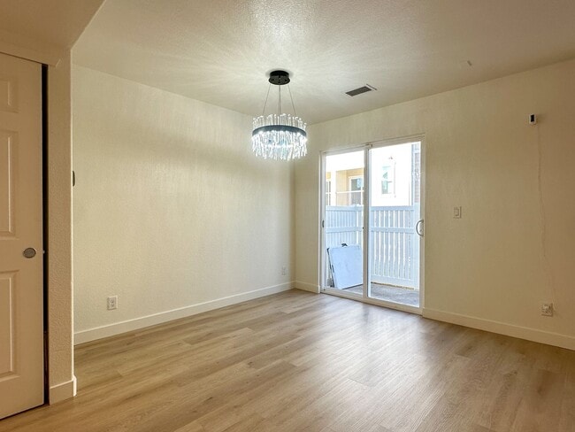 Building Photo - Move-in Incentive! TWO FREE WEEKS OF RENT