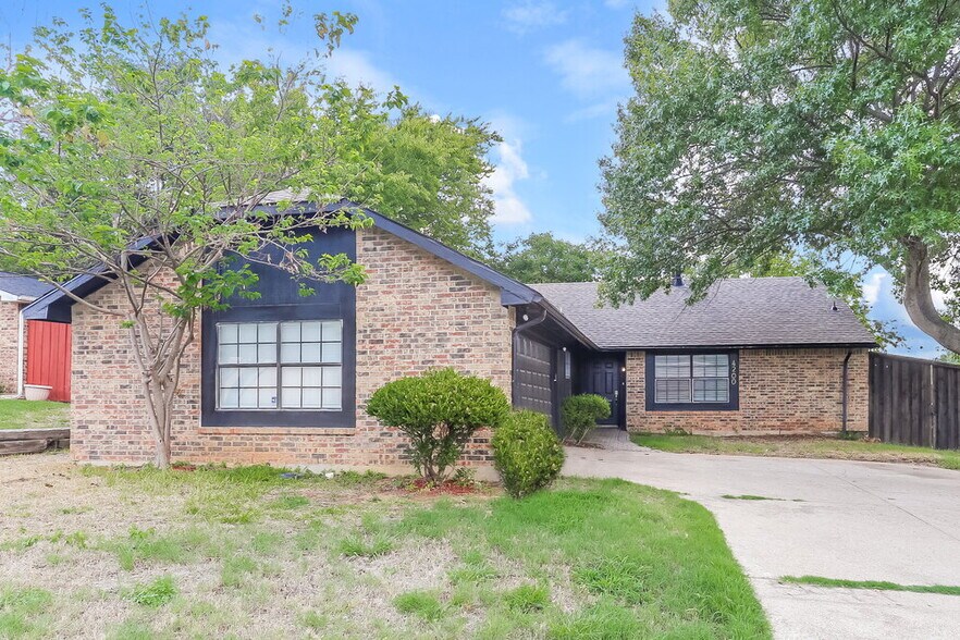 Building Photo - 4200 Cranbrook Dr