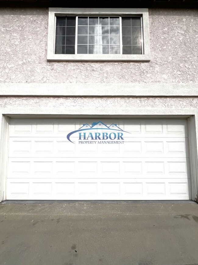 Building Photo - Charming Downey Duplex with Upgrades and Two-Car Garage