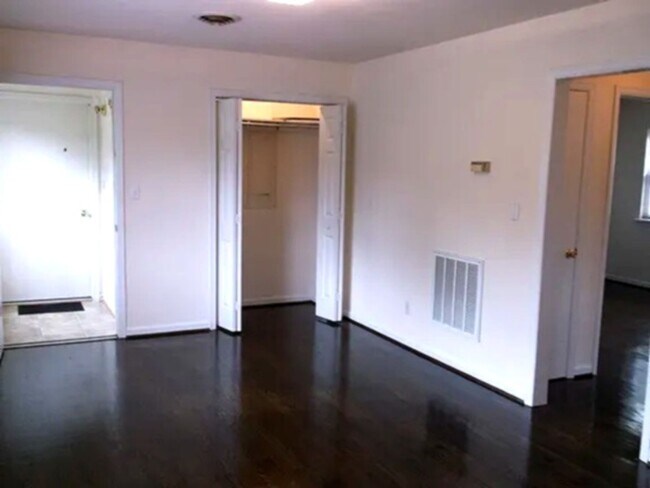 Building Photo - 802 Jeter St