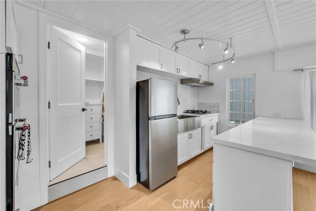 Building Photo - 575 Through St