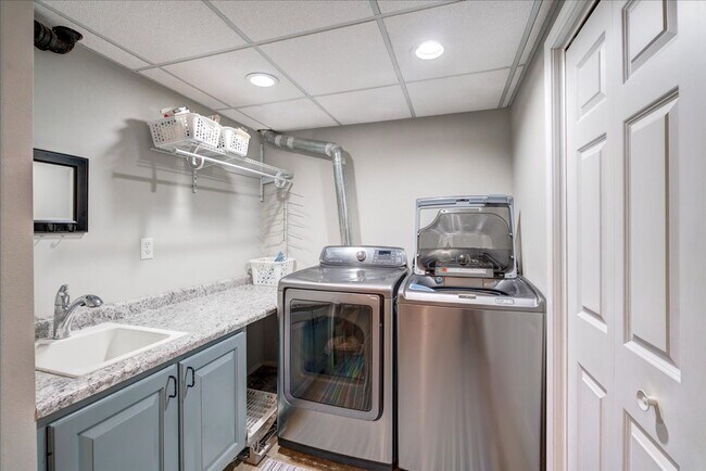 Building Photo - 5601 Russett Rd