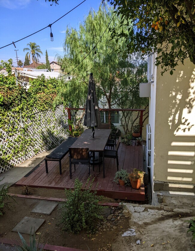 Shared backyard - 603 Rosemont Ave
