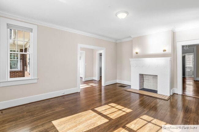 Building Photo - BEAUTIFUL ONE STORY BRICK HOME IN DOWNTOWN...