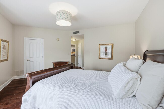 Building Photo - 5400 Park Ave