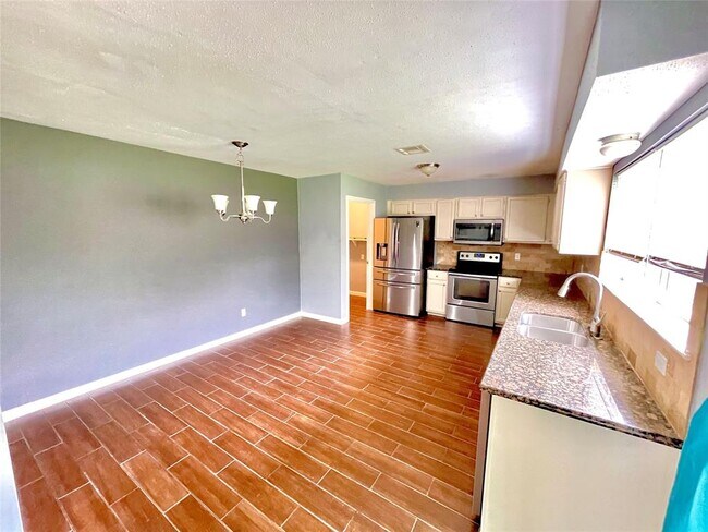 Building Photo - 1102 Beecroft Dr