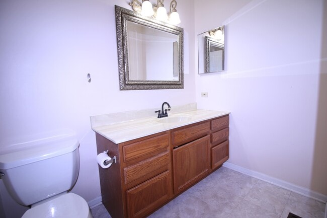 Building Photo - 2022 Redwood Dr