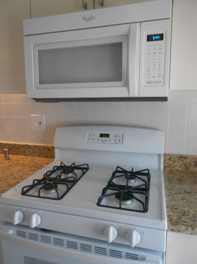 Building Photo - No Brokers Fee, In-Unit Washer and Dryer, Eat-in Kitchen, Parking for Rent
