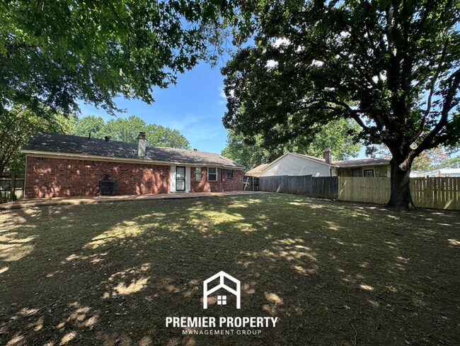 Building Photo - Move-In Ready 3BR Home in 38141 - Sunny Bay Window, Attached Garage & Fenced Yard