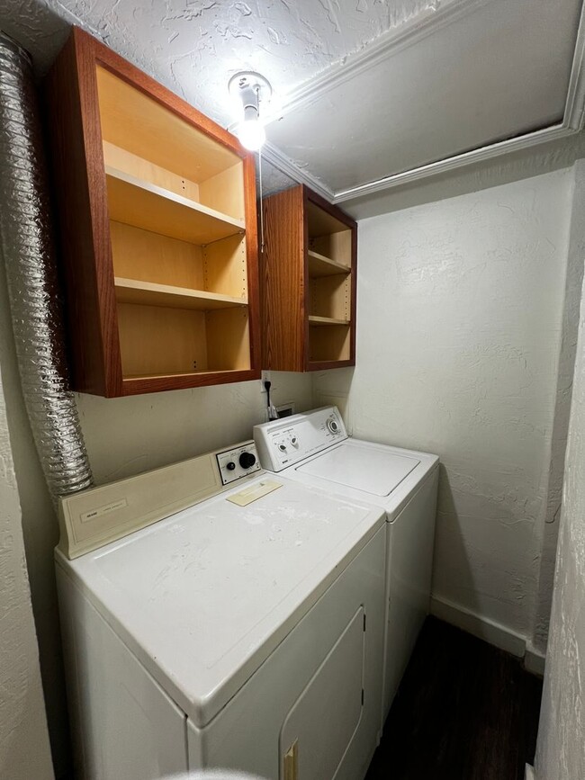 Building Photo - 2BD/1 BA Duplex