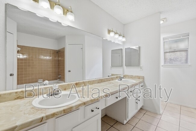Building Photo - 4101 Gentle Springs Dr