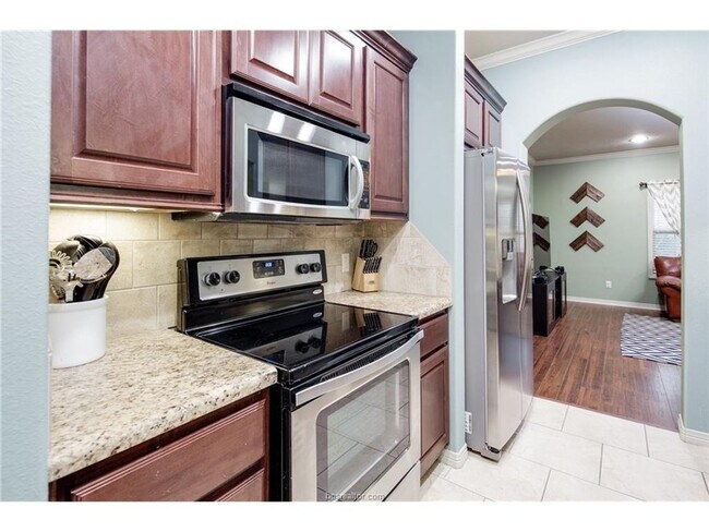 Building Photo - August 2025 Move In! Beautiful 3 Bed, 3.5 ...