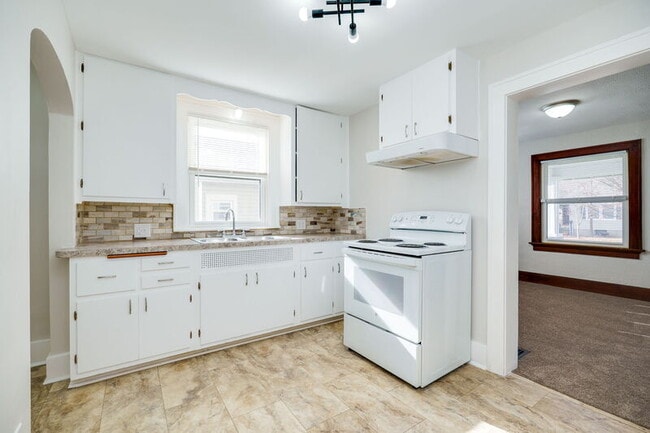 Building Photo - 2824 Dwight Ave