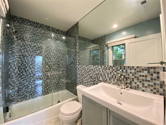 Building Photo - 8532 N W Knoll Dr