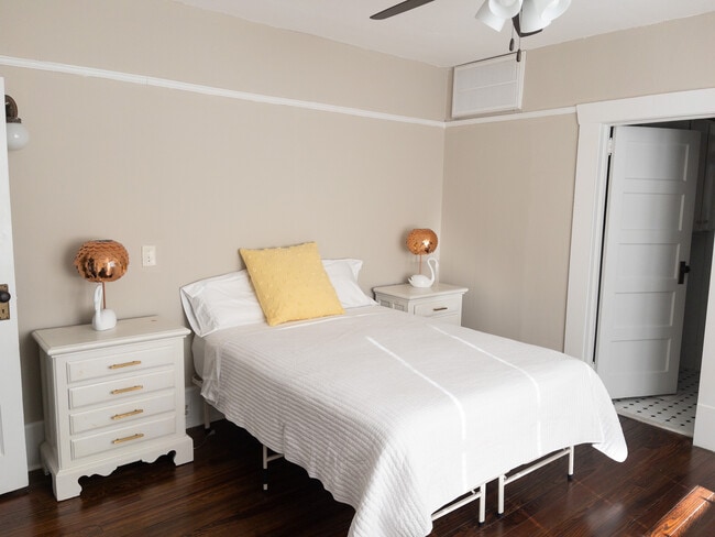 Building Photo - 302 Durden St