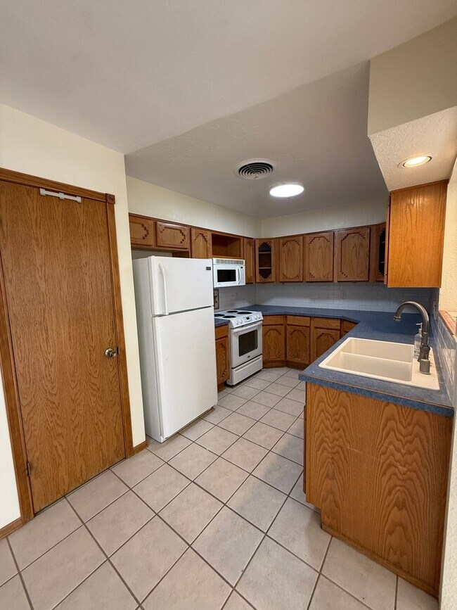 Building Photo - 2719 Topley Ave