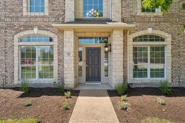 Building Photo - 6611 Yaupon Dr