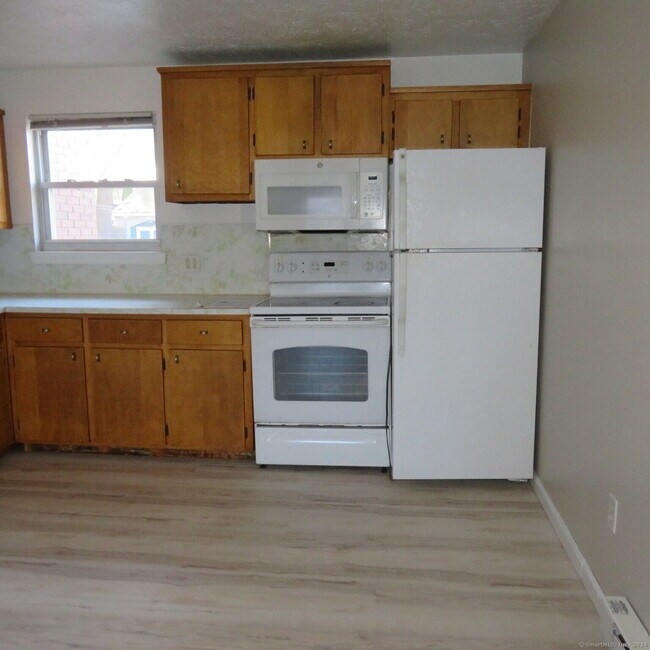 Building Photo - 152 Surrey Dr