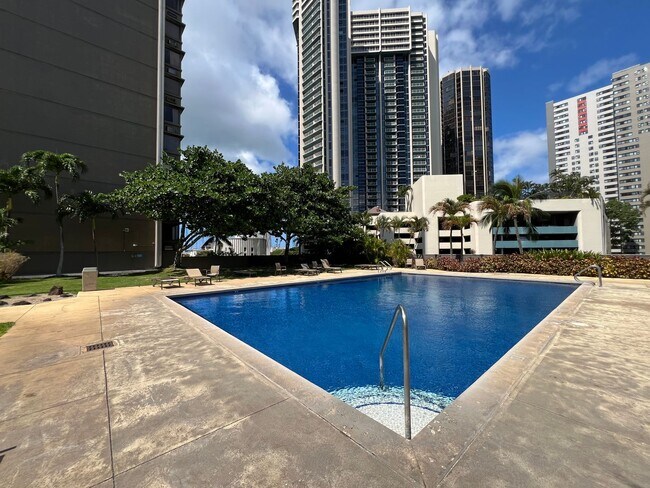 Building Photo - Kukui Plaza Diamond Head Tower- 1 Bed, 1 B...