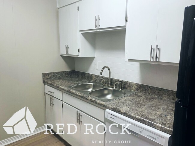 Building Photo - Canterbury Townhouses- Columbus, MS