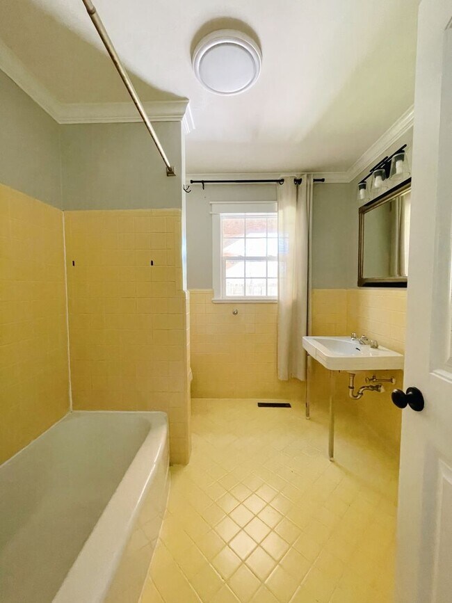 Building Photo - Adorable Midtown Tulsa Bungalow