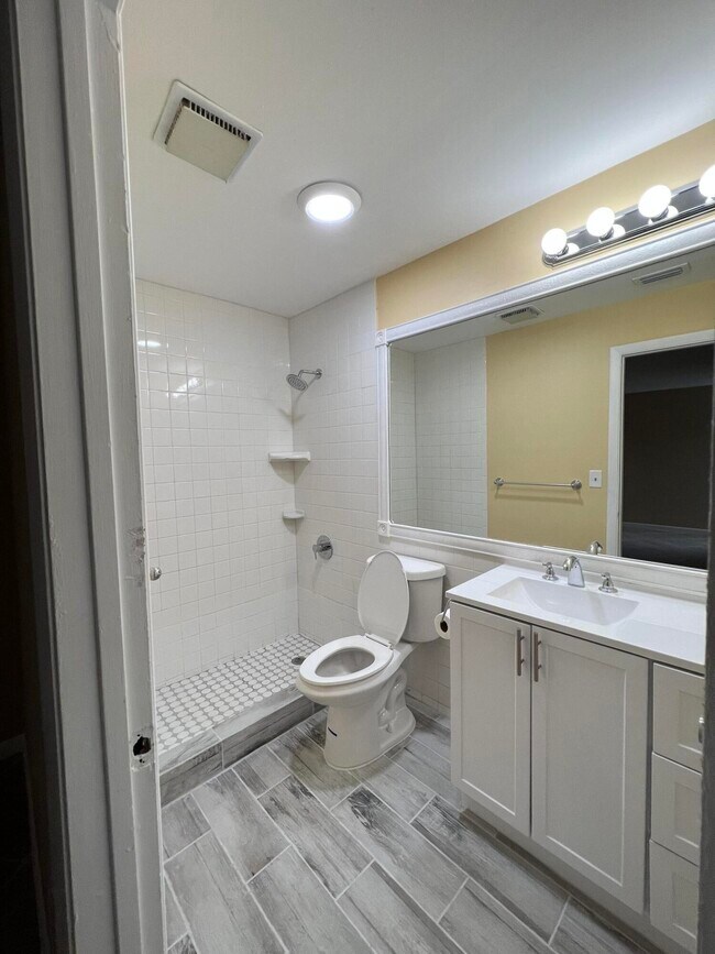 Building Photo - 210 Sparrow Dr