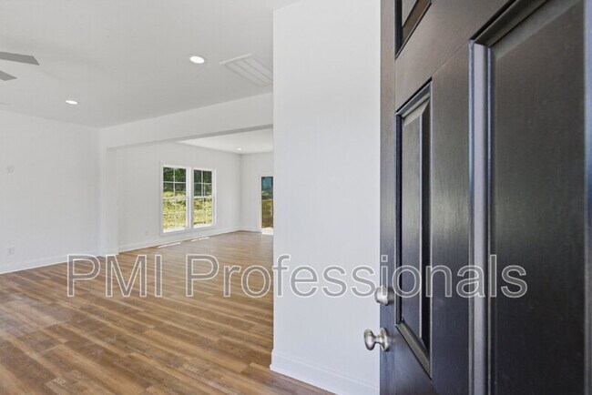 Building Photo - 406 Legends Court