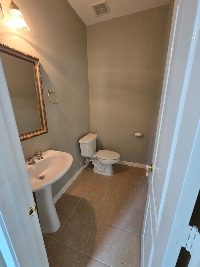 Building Photo - 2126 Blue Water Bay Dr