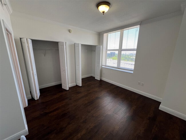 Building Photo - 511 SE 5 Ave