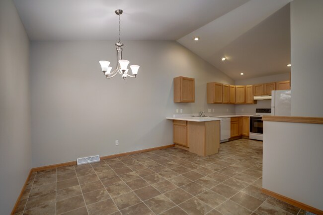 Building Photo - 4544 Windsor Rd