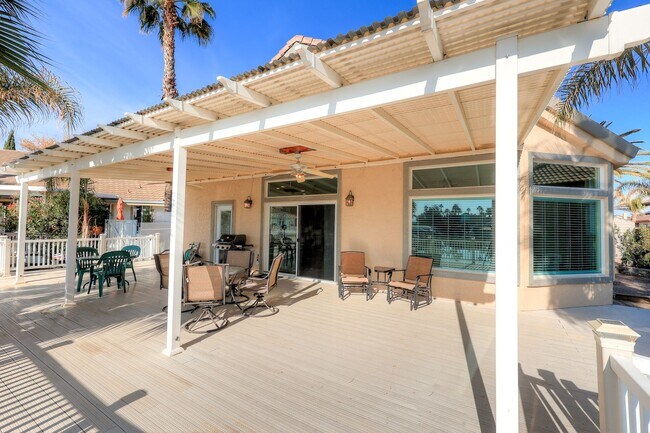 Building Photo - OPEN FLOOR PLAN WITH SIDEYARD PARKING AND ...