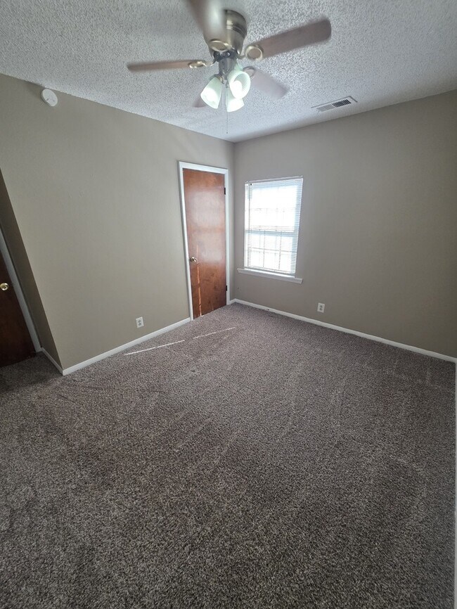 Building Photo - 2 story townhome, 3 bed 2 bath