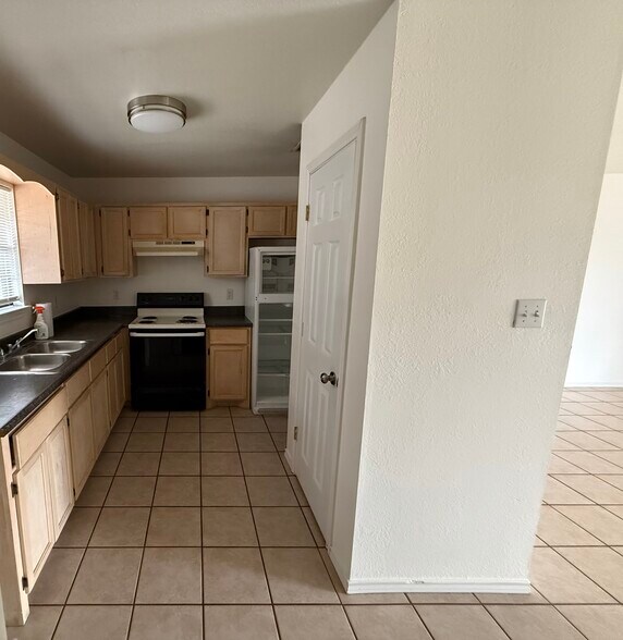 Kitchen - 107 Alyssa Dr