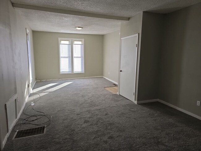 Building Photo - Spacious 2 Bedroom Home! Nice yard! Pet Friendly!