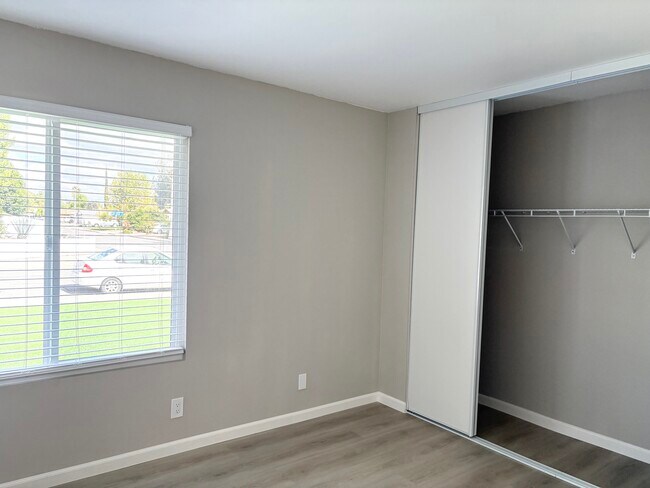 Building Photo - 3571 Lake Crest Dr