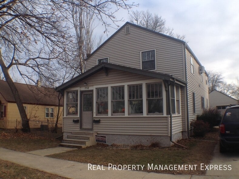 Building Photo - 2 Bedroom 1 Bathroom Lower Level Unit Clos...
