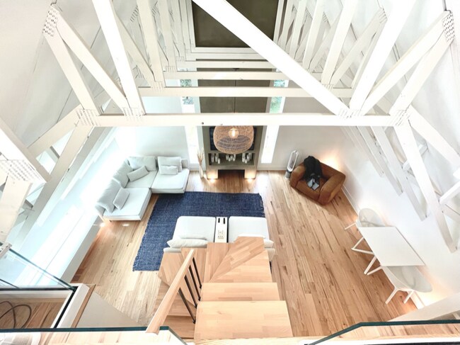 Building Photo - 110 Downtown Carriage House