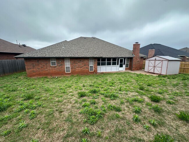 Building Photo - 4 Bed, 2.5 Bath Brick home with 2 car garage