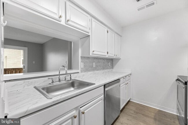 Building Photo - 2415 Ravens Crest Dr
