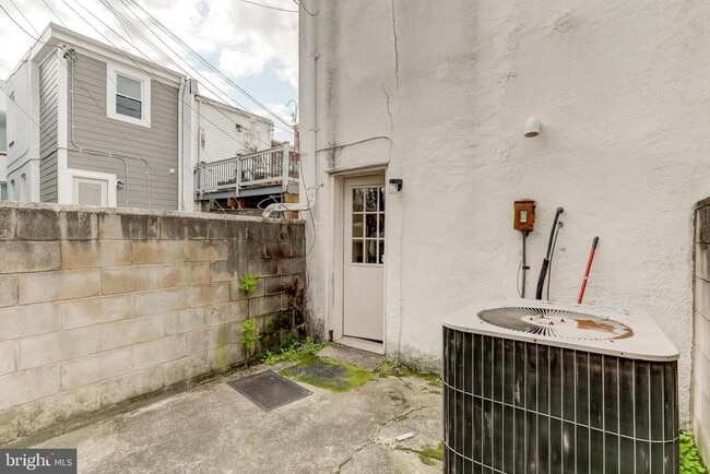 Building Photo - 2418 Hudson St