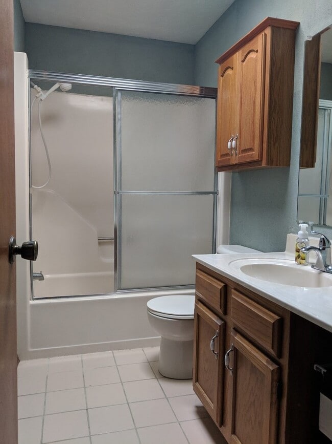Building Photo - 3-Bedroom Tri-Level Home in Hillcrest