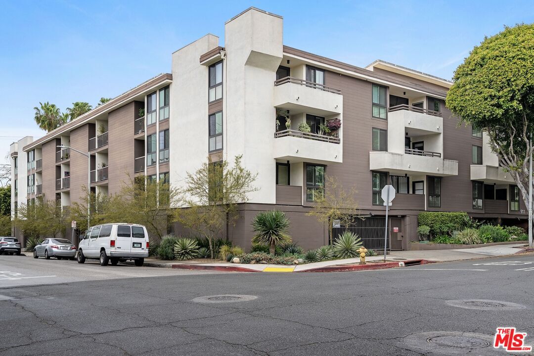 Building Photo - 911 N Kings Rd