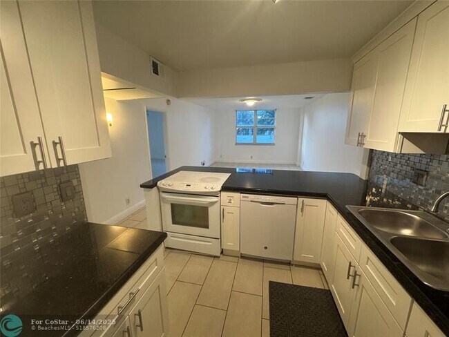 Building Photo - 336 N Birch Rd