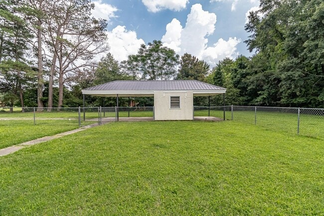 Building Photo - ADORABLE Renovated 3 BR | 1 BA Home in Gol...