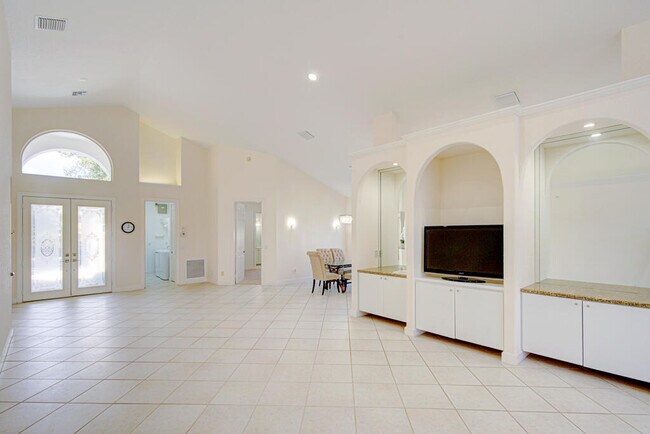 Building Photo - 6646 Oakmont Way